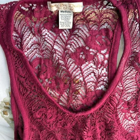 LOVE BY DESIGN Elegant Burgundy Lace Tunic - Picture 6 of 6
